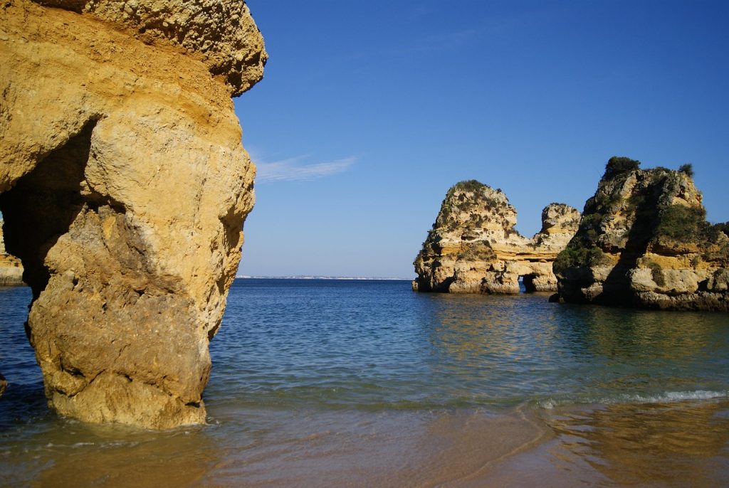 Praias de Aljezur: Paraísos Naturais no Algarve Selvagem