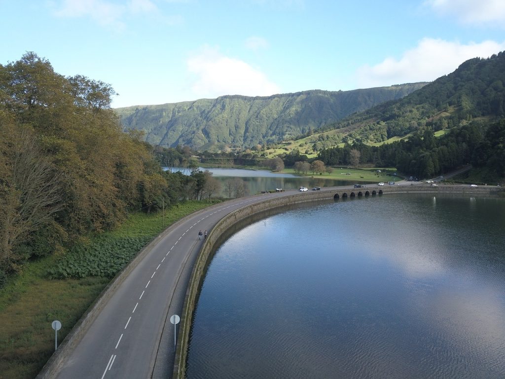 Hotéis em Angra: A estadia perfeita no coração dos Açores