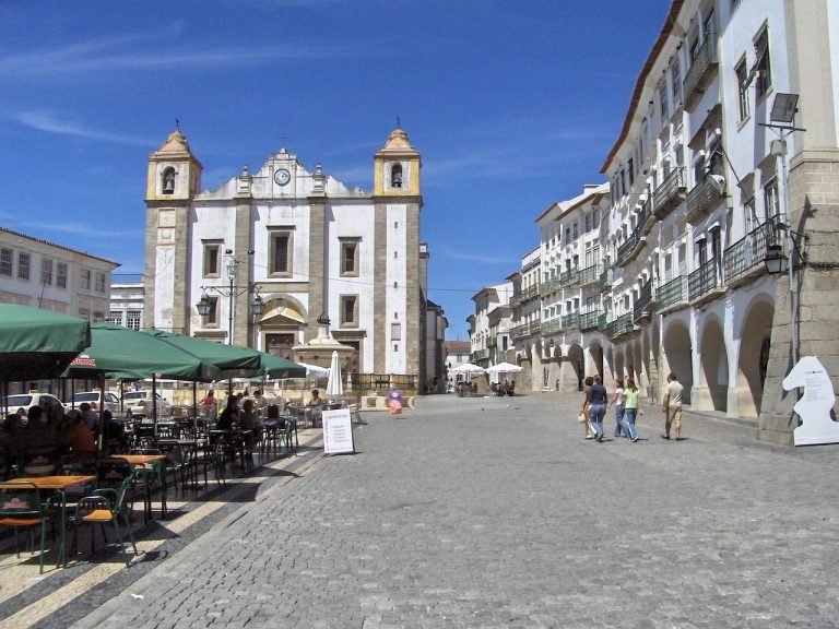 Azulejos em Elvas: Tradição e Arte nas Muralhas do Alentejo